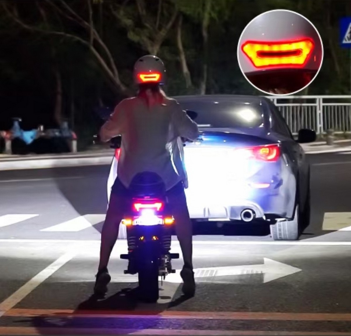 मोटरसाइकिल प्रकाश व्यवस्था के साथ हेलमेट