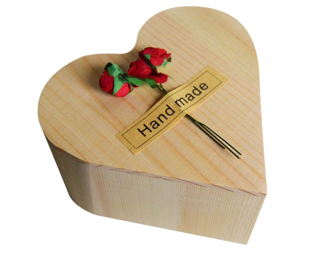लकड़ी से दिल के आकार के बॉक्स में गुलाब
