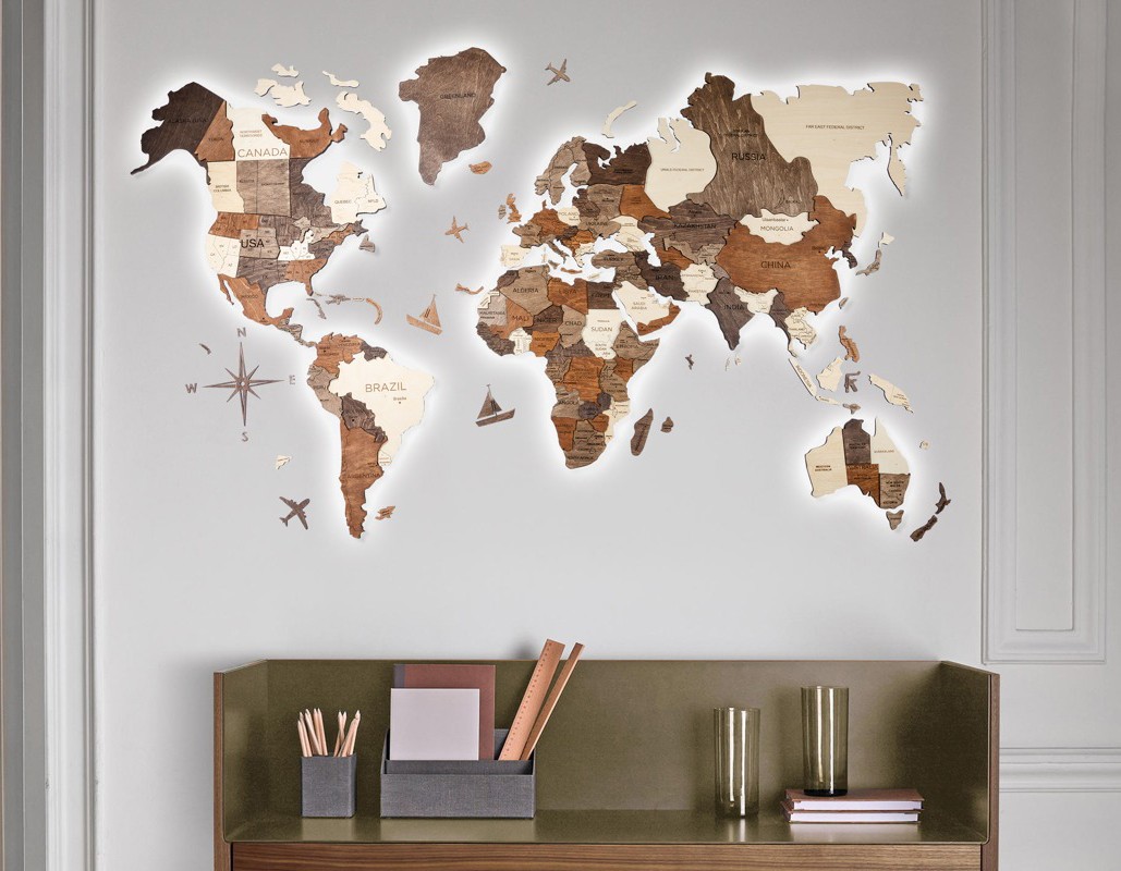 दीवार पर हाथ से रंगीन 3 डी दुनिया का नक्शा