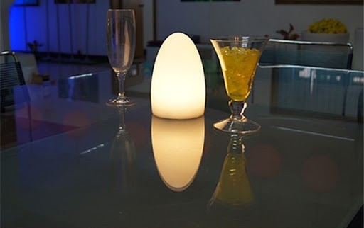 मेज पर स्टाइलिश प्रकाश - अंडा
