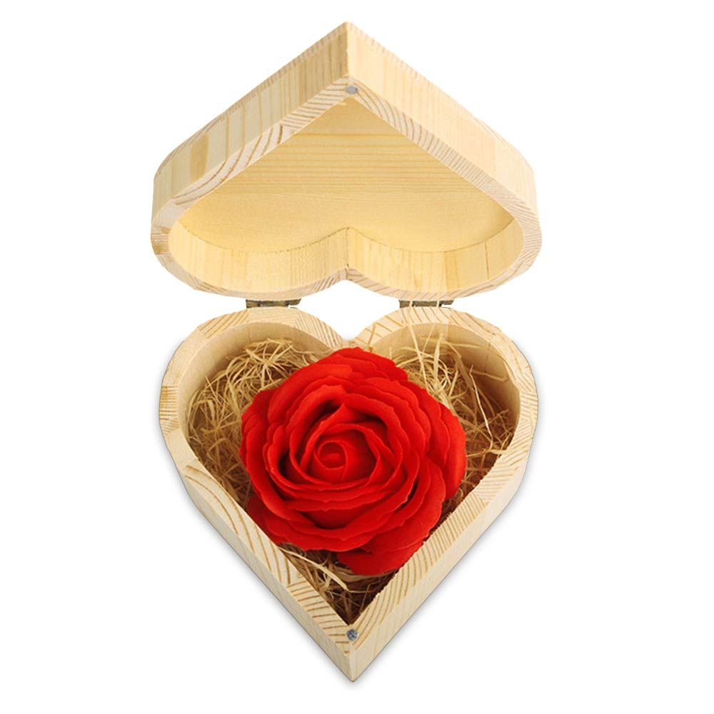दिल के आकार के लकड़ी के बक्से में साबुन गुलाब