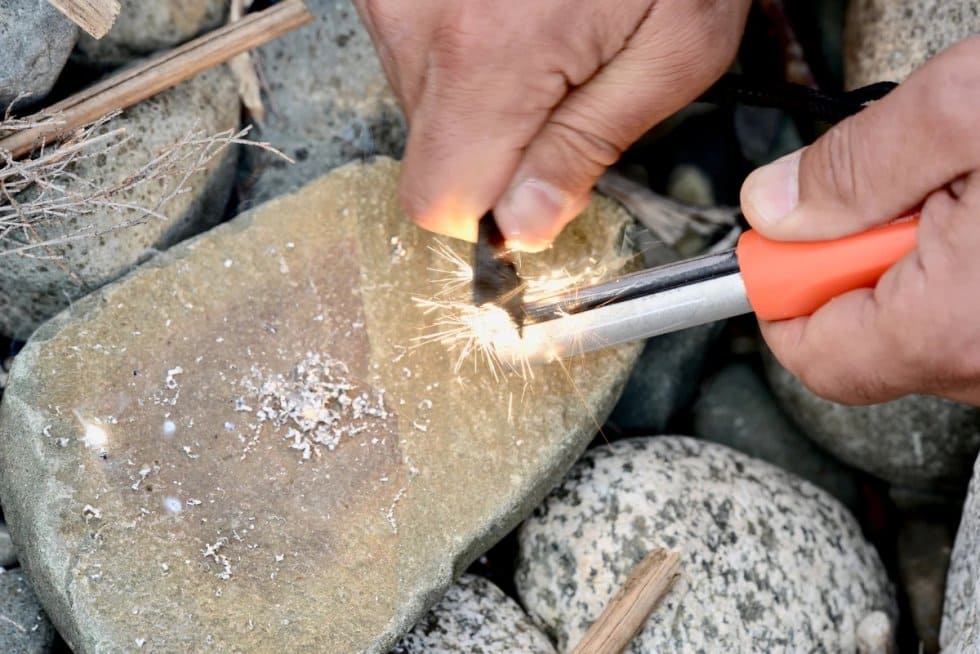 डेरा डाले हुए के लिए एक प्राकृतिक आग के लिए मैग्नीशियम चकमक पत्थर
