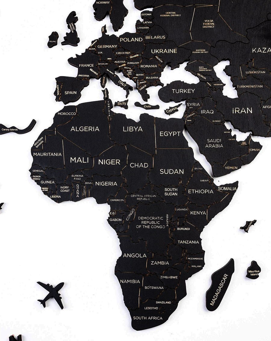 दीवार पर विश्व लकड़ी का नक्शा काले रंग का महाद्वीप है