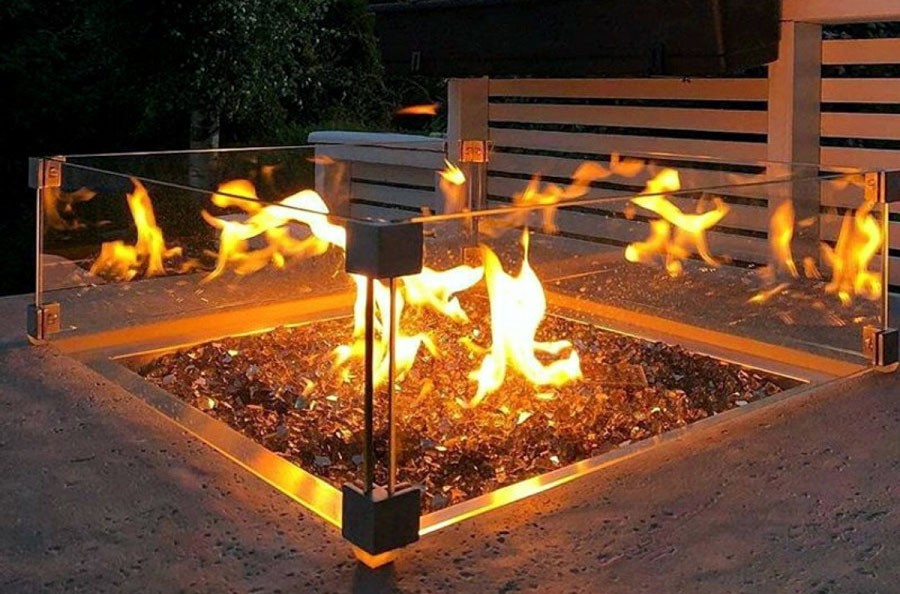 गैस फायरप्लेस के साथ आउटडोर टेबल - बगीचे की आग की जगह