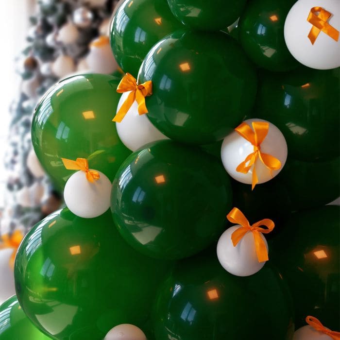 गुब्बारा क्रिसमस ट्री - गुब्बारों से बना इन्फ्लेटेबल क्रिसमस ट्री