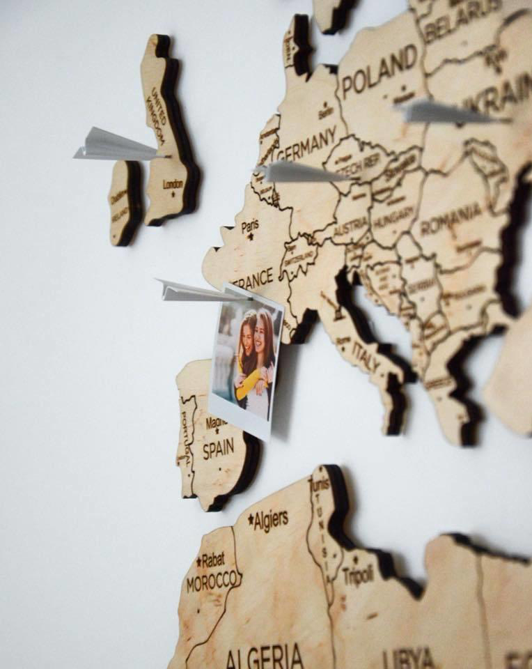 दीवार महाद्वीपों पर लकड़ी का नक्शा रंग की हल्की लकड़ी