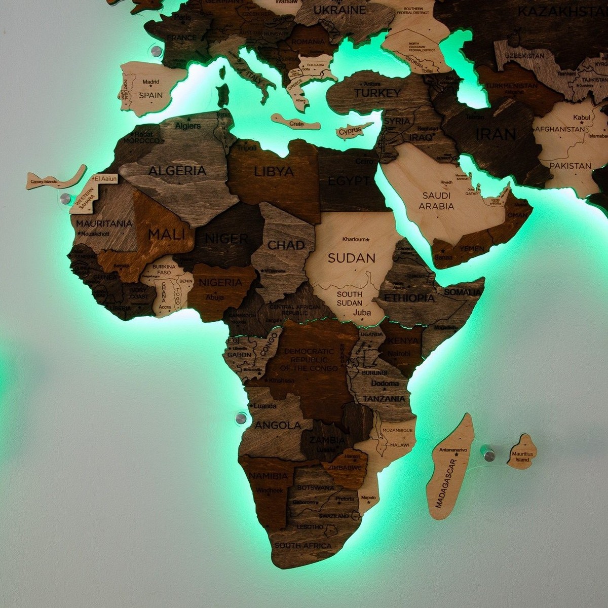 एलईडी बैकलिट के साथ लकड़ी की दुनिया के नक्शे