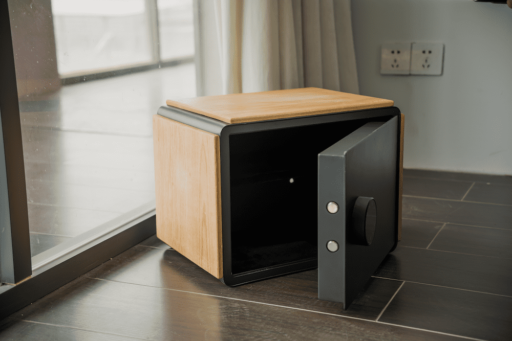 पिन या ऐप स्मार्टफोन के साथ लकड़ी का मिनी सेफ बॉक्स